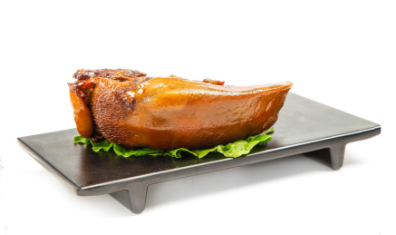 白底上放着一盘卤口条