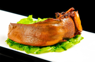 深底上的卤猪舌 卤口条