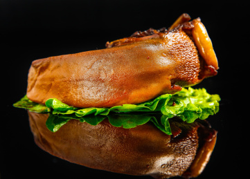 黑底上放着卤口条 卤口条