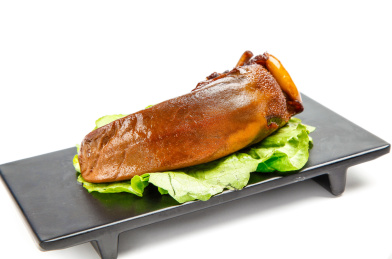 白底上放着一盘卤口条