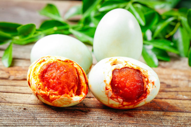 木底上放着咸鸭蛋