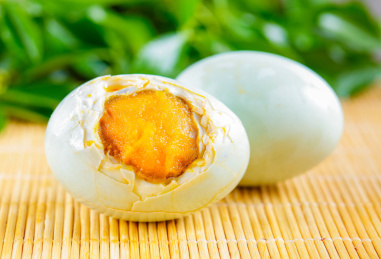 木底上放着高邮咸鸭蛋