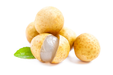 新鲜龙眼放在白底上