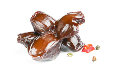 白底上的卤鸭胗 卤鸭胗