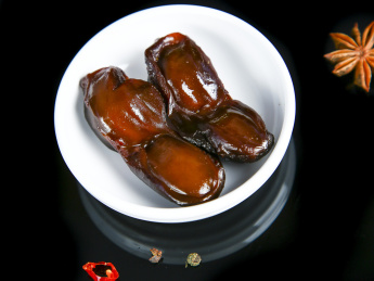 黑底上放着一盘卤鸭胗