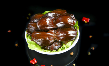 黑底上放着一盘卤鸭胗