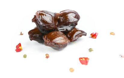 白底上的卤鸭胗