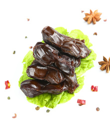 白底上的卤鸭胗