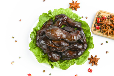 白底上放着一盘卤鸭胗