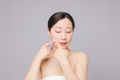 正在挤痘痘的青春期女孩