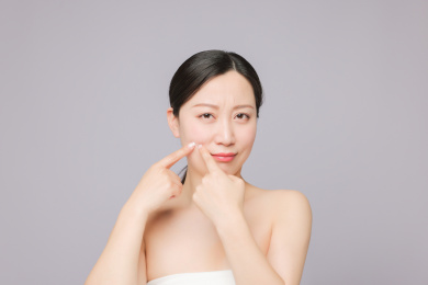 正在挤痘痘的青春期女孩