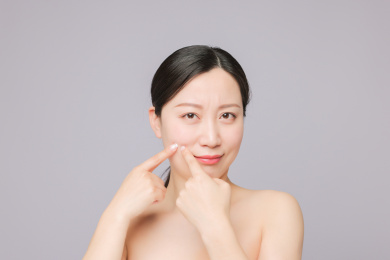 正在挤痘痘的青春期女孩