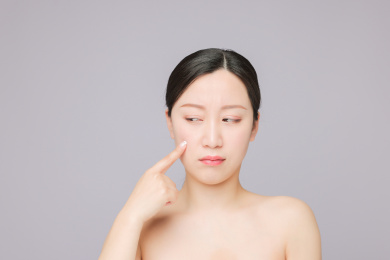 正在挤痘痘的青春期女孩