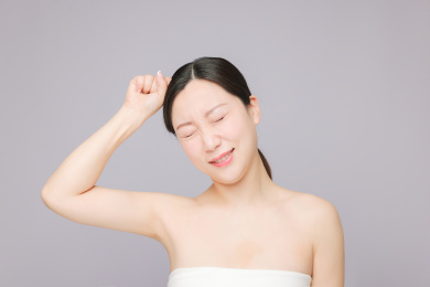 年轻美丽的亚洲女生 头疼 烦恼