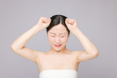 年轻美丽的亚洲女生 头疼 烦恼