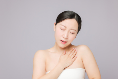 感到胸口疼痛的亚洲女生