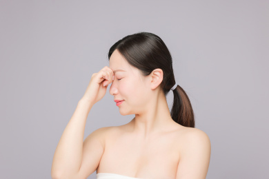 年轻美丽的亚洲女生 头疼 烦恼