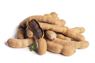 白底上摆放着一堆干酸角