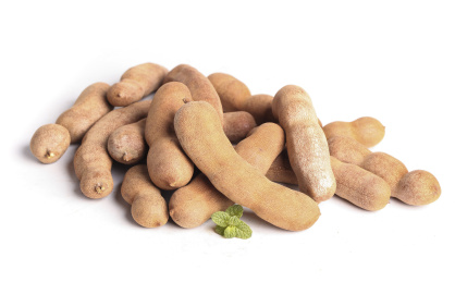 白底上摆放着一堆干酸角