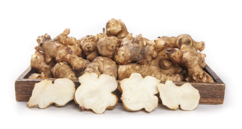 白底上摆放着新鲜洋姜