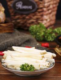 筷子上夹着洋姜丝