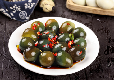 盘子里装着溏心珍珠小皮蛋