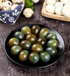 盘子里装着溏心珍珠小皮蛋