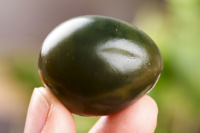 手里拿着珍珠小皮蛋