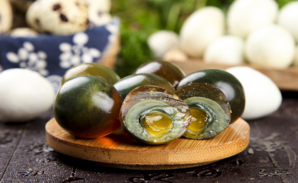 木底上的无铅鹌鹑皮蛋