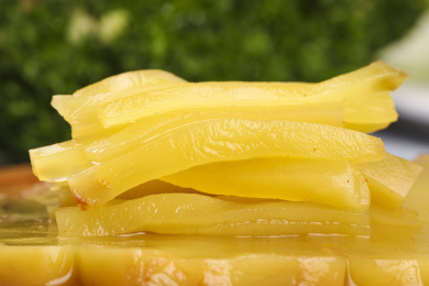 木板上放着涪陵榨菜