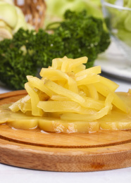 木板上放着涪陵榨菜