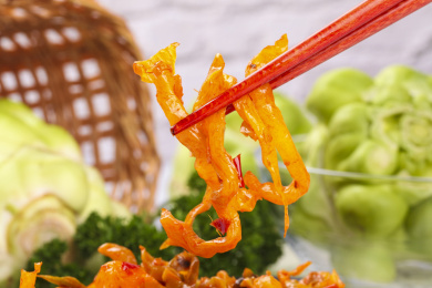 筷子上夹着腌制榨菜