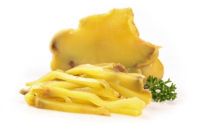 盘子里装着香辣榨菜头