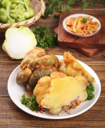 盘子里装着开胃榨菜头