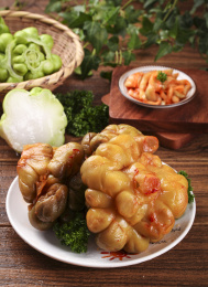 盘子里装着开胃榨菜头