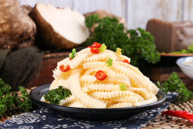 盘子里装着魔芋素肚条