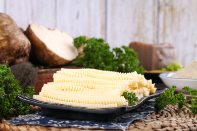 盘子里装着魔芋素肚条