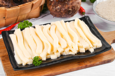 盘子里装着魔芋素肚条