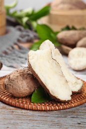 木底上放着掰开的糯香甜薯