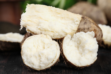 木底上放着掰开的熟毛薯