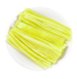 一盘黄辣椒丝放在白底上