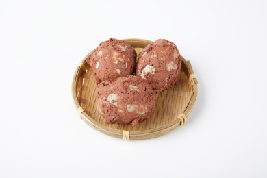 三个裹着红泥土的咸鸭蛋