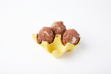 三个裹着红泥土的咸鸭蛋