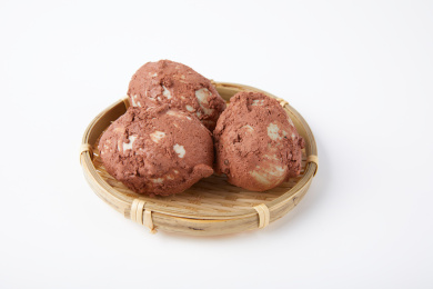 三个裹着红泥土的咸鸭蛋