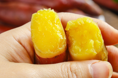 手里拿着板栗红薯