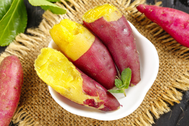 碟子里装着板栗小番薯