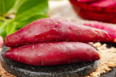 黑底上摆放着板栗小番薯