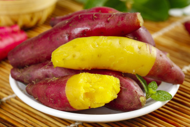 碟子里装着小香薯