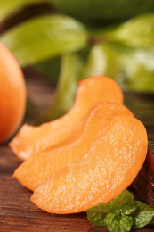 木底上摆放着大黄杏