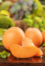 木底上摆放着大黄杏